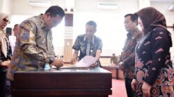 Penjabat Gubernur Sulsel, Bahtiar Baharuddin menandatangani NPHD/Foto:humasprov