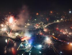 Padati Anjungan Komodo, Warga Makassar Antusias Sambut Tahun Baru 2024