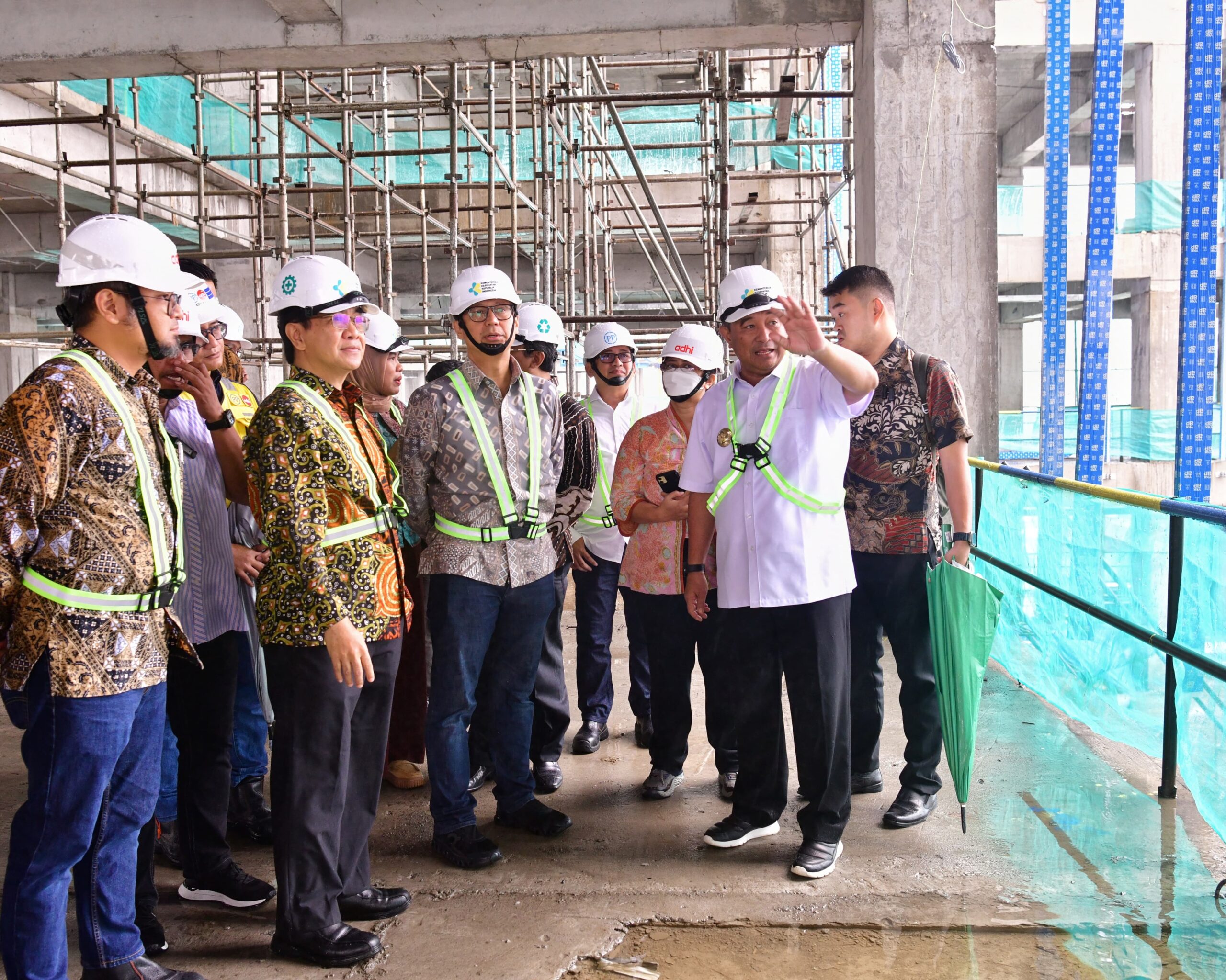 Menteri Kesehatan Budi Gunadi Sadikin bersama Penjabat Gubernur Sulsel Bahtiar Baharuddin,bmelakukan kunjungan ke tiga rumah sakit milik pemerintah.