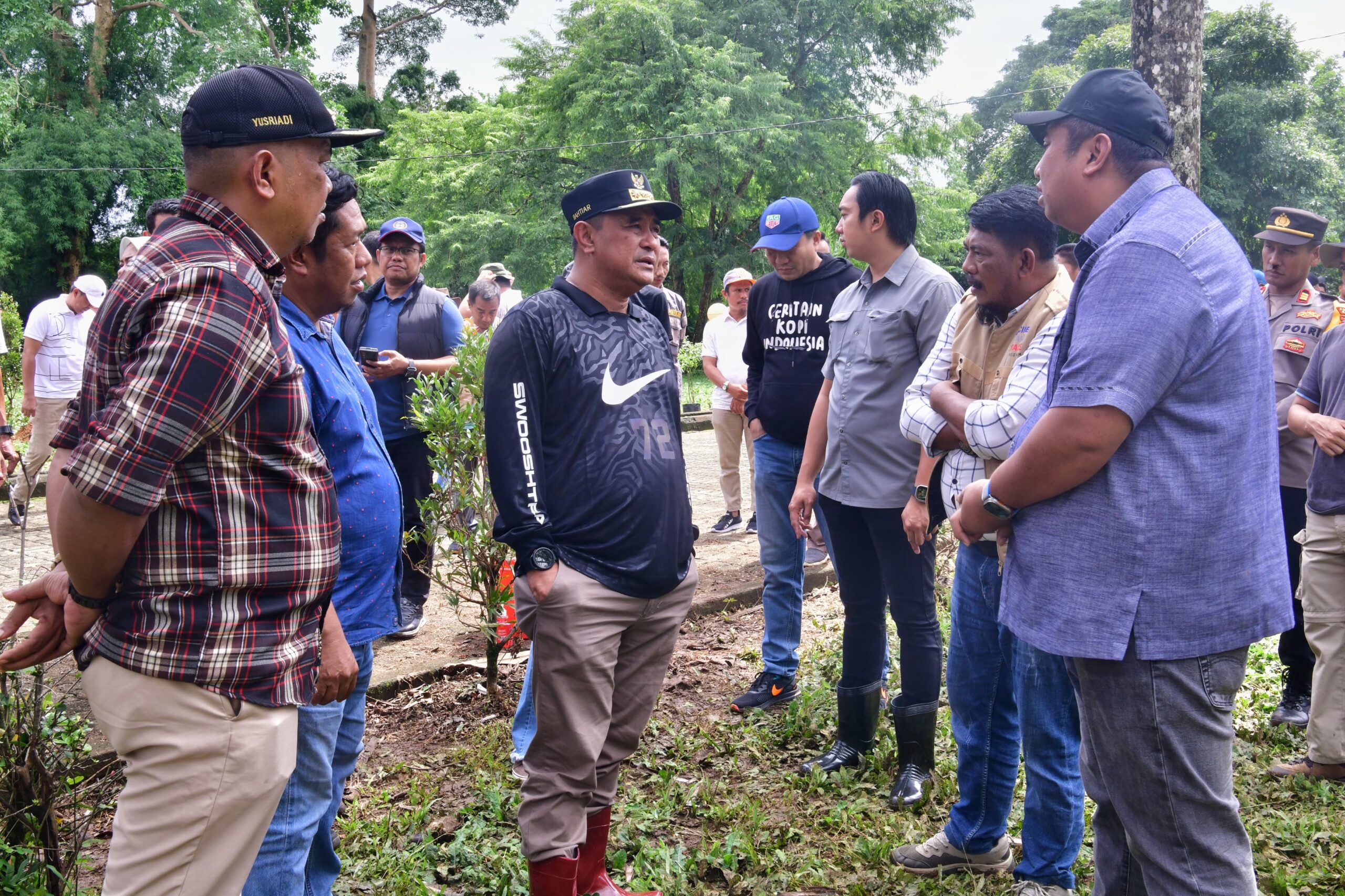Mahasiswa Unsulbar Tanam Sukun di Kawasan Pengembangan Peternakan Pucak Maros Mahasiswa Unsulbar Tanam Sukun di Kawasan Pengembangan Peternakan Pucak Maros, Maros (211/2024)