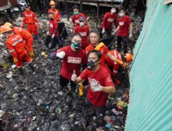 Ratusan Relawan Bersihkan 18 Ton Sampah di Makassar