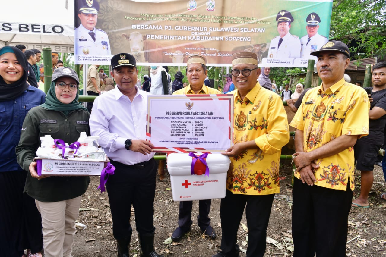 Pj Gubernur Sulsel Serahkan Bantuan Senilai Rp2 Miliar untuk RTM di Soppeng IMG-20240127-WA0026