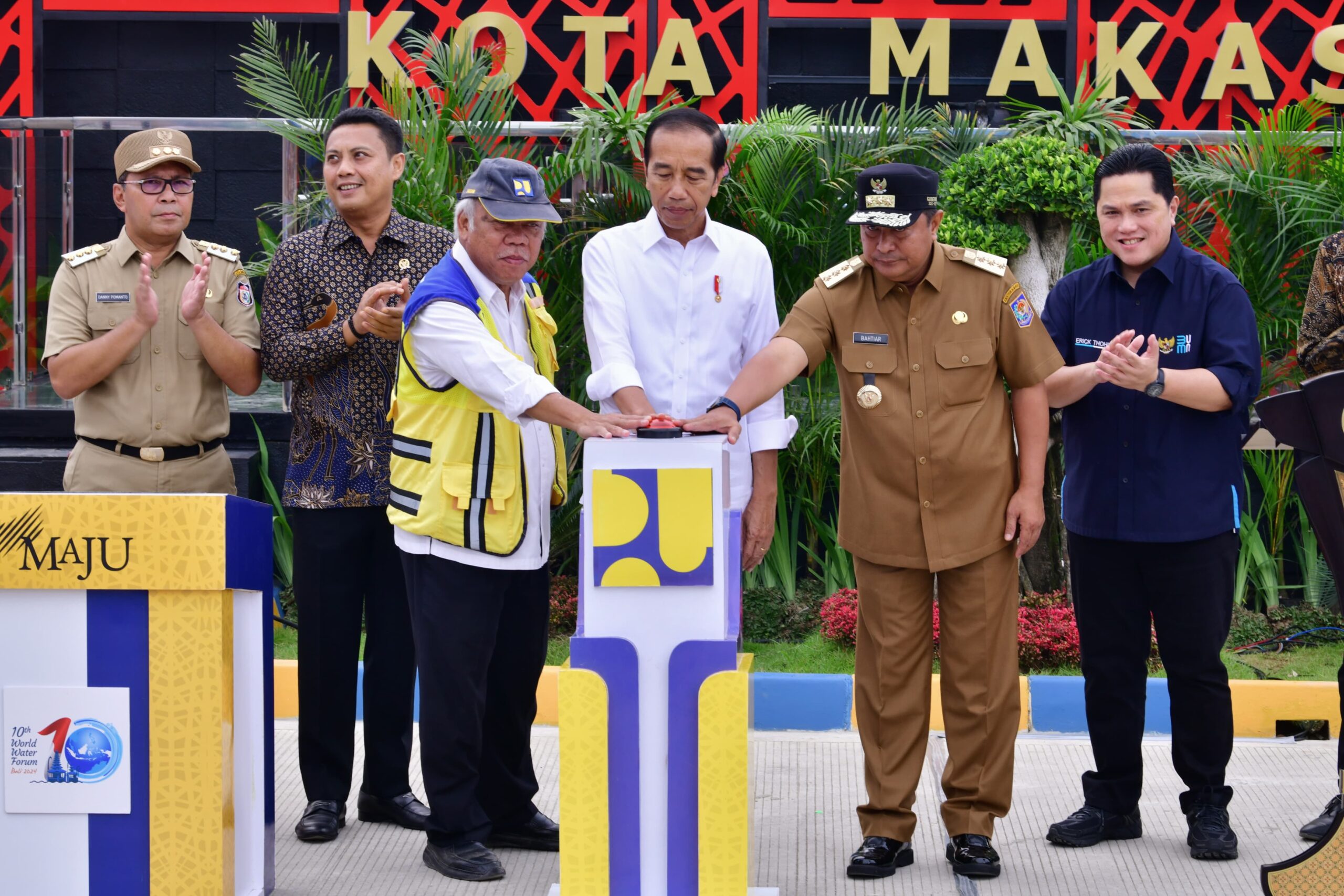 Presiden Jokowi didampingi Penjabat Gubernur Sulsel, Bahtiar Baharuddin (kiri), materi PURP, Basuki Hadimuljono, Menteri BUMN Erick Thohir, meresmikan meresmikan Instalasi Pengelolaan Air Limbah (IPAL) Losari, di Kawasan Metro Tanjung Bunga Makassar, Kamis, 22 Februari 2024.