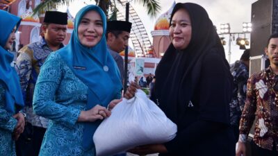 Istri Penjabat Gubernur Sofha Marwah Bahtiar Serahkan Beras kepada masyarakat Makassar. (Foto:dokumen Pemprov)
