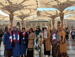 Jemaah umrah Cobig Tour foto bersama di pelataran masjid Nabawi.