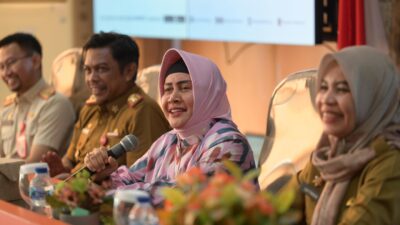 Istri Wali Kota Makassar, Indira Yusuf Ismail (tengah) menghadiri acrara Halal bi Halal yang digelar Bapenda Makassar, Selasa (16/04/2024).
