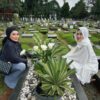 Tampil Cantik Mengenakan Hijab, Aaliyah Bagikan Foto Ziarah ke Makam Adjie Massaid