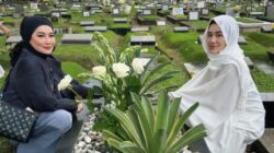Tampil Cantik Mengenakan Hijab, Aaliyah Bagikan Foto Ziarah ke Makam Adjie Massaid