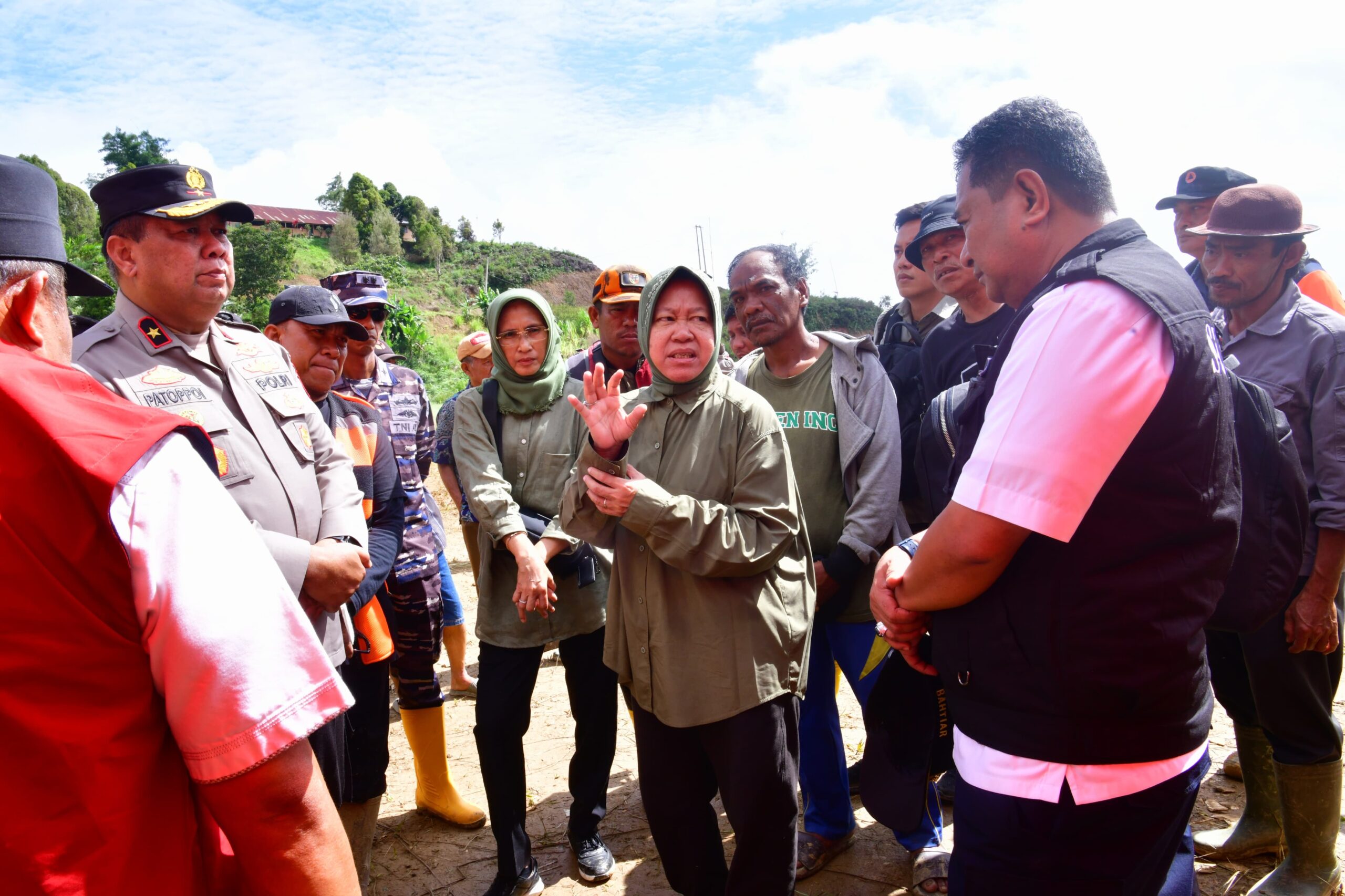 Menteri sosial Risma Trimaharini, bersama Pj. Gubernur Sulsel Bahtiar Baharuddin di kabupaten Luwu.foto:humasprov