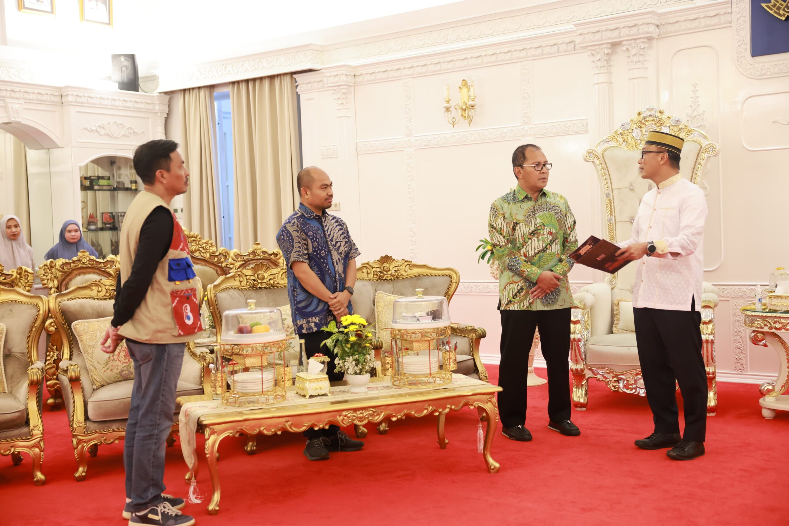 Wali Kota Makassar, Danny Pomanto mengantar undangan event F8 untuk PJ. Gubernur Sulsel, Prof. Zudan. Foto:humas pemkot