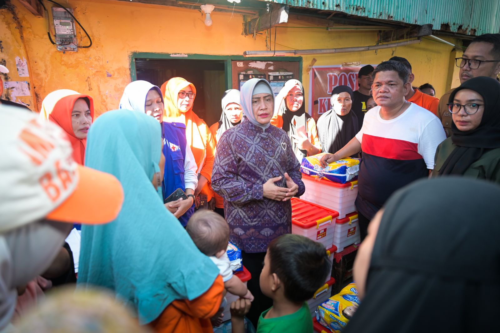 Indira Berikan Dukungan Materil dan Moril untuk Korban Kebakaran di Maccini Gusung IMG-20240815-WA0003