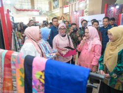 Indira Dampingi Iriana Jokowi Tinjau Produk Kerajinan di Makassar