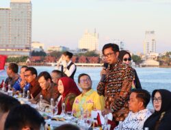 Kuliner Sambil Sailing Naik Phinisi, Peserta KIM Fest 2024 Nikmati Senja di Laut Losari