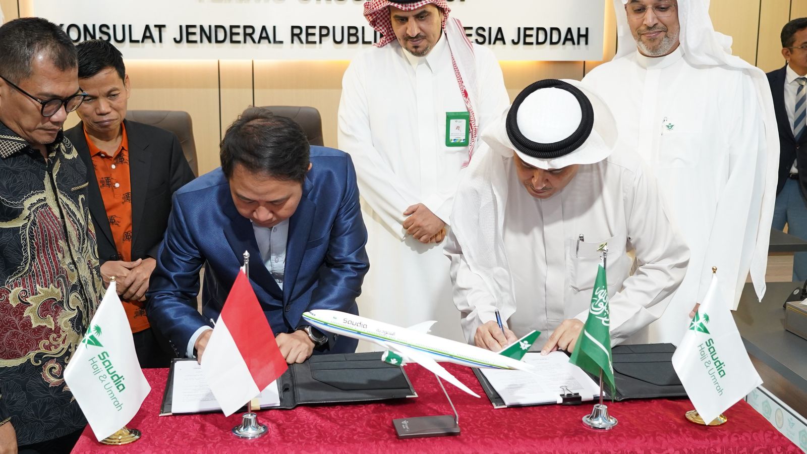 Dirjen PHU Hilman Latief dan General Manager Saudi Arabian Airlines Mr. Amer G Alghamdy di Kantor Urusan Haji Jeddah, Minggu (16/3/2025). foto web kemenag.go.id