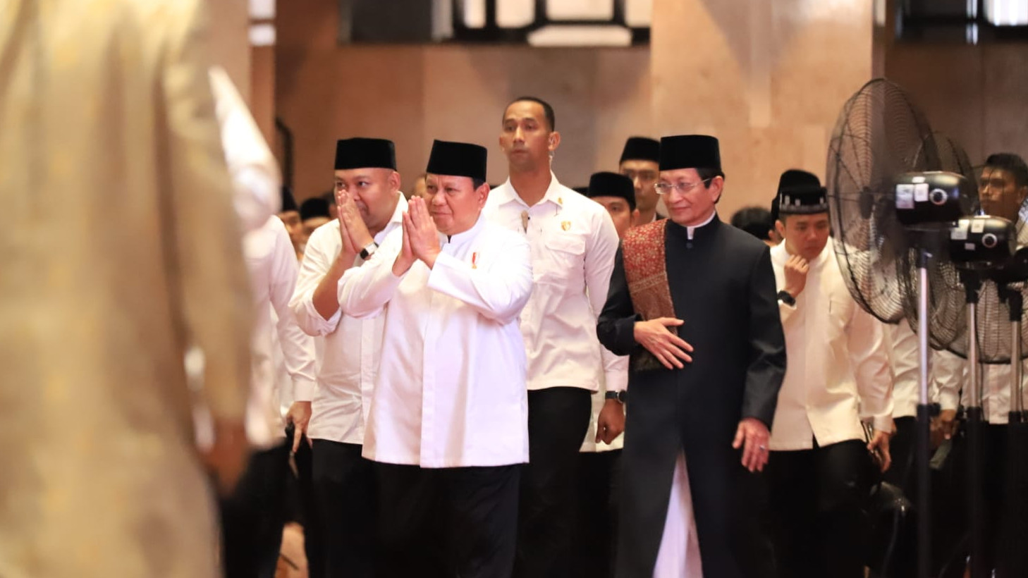 Presiden RI Prabowo Subianto, Wakil Presiden Rakabuming Raka dan Menteri Agama Nasaruddin Umar, melaksanakan Salat Idul Fitri di Masjid Istiqlal. Foto:webkemenag