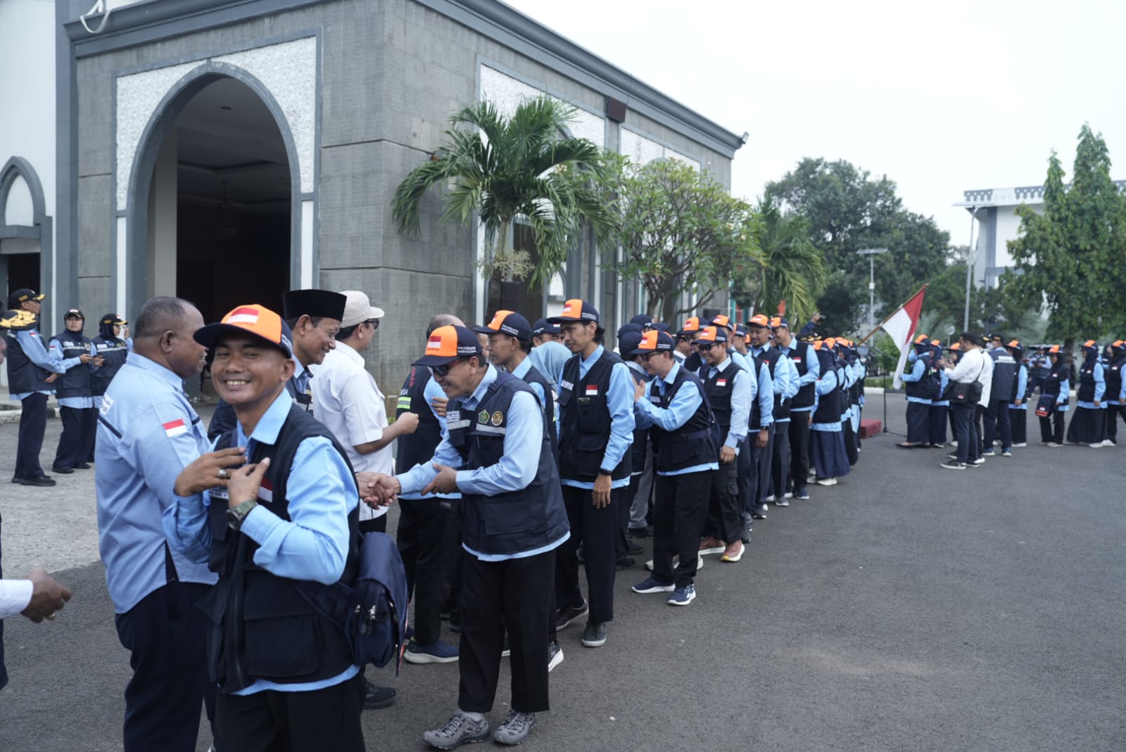 Dirjen Penyelenggaraan Haji dan Umrah Hilman Latief memimpin Apel Pelepasan Petugas Haji PPIH ARAB Saudi 1446H/2025M. FOTO; web.kemenag