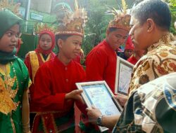 Andi Bukti Djufrie dan Bunda Literasi Makassar, Beri Penghargaan di Apel Pelepasan Siswi SDN Maccini Sombala I