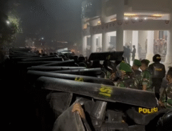 Demo Tolak Kenaikan PBB di Bone Ricuh, Polisi Tembakkan Gas Air Mata