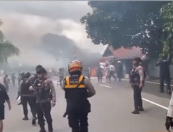 Dipicu Tawuran Pelajar, Bentrokan Antarwarga di Ambon Pecah, Belasan Rumah Terbakar