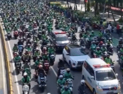 Mengharukan Ribuan  Ojol Antar Jenazah Affan ke Pemakaman