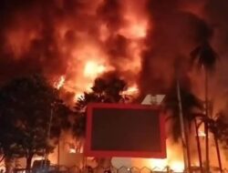 Demonstran Bakar Mobil, Motor dan Kantor DPRD Makassar