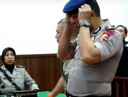 Diberhentikan Tidak dengan Hormat, Tangis Kompol Cosmas Pecah