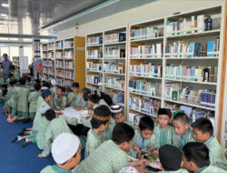 Bangun Karakter Melalui Literasi, Siswa SDIT Cobig Outing ke Perpustakaan