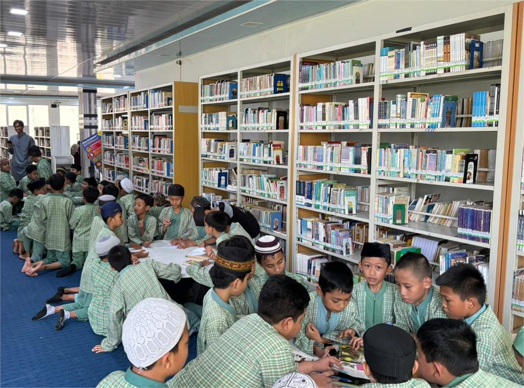 Siswa SDIT Cobig Islamic School Outing kelas ke Perpustakaan dan Kearsipan Provinsi Sulsel, Selasa (18/10/2025).