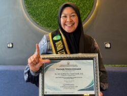 Hj. Vivi Chaidir Terima Penghargaan dari Pemprov di Festival Literasi Maros   