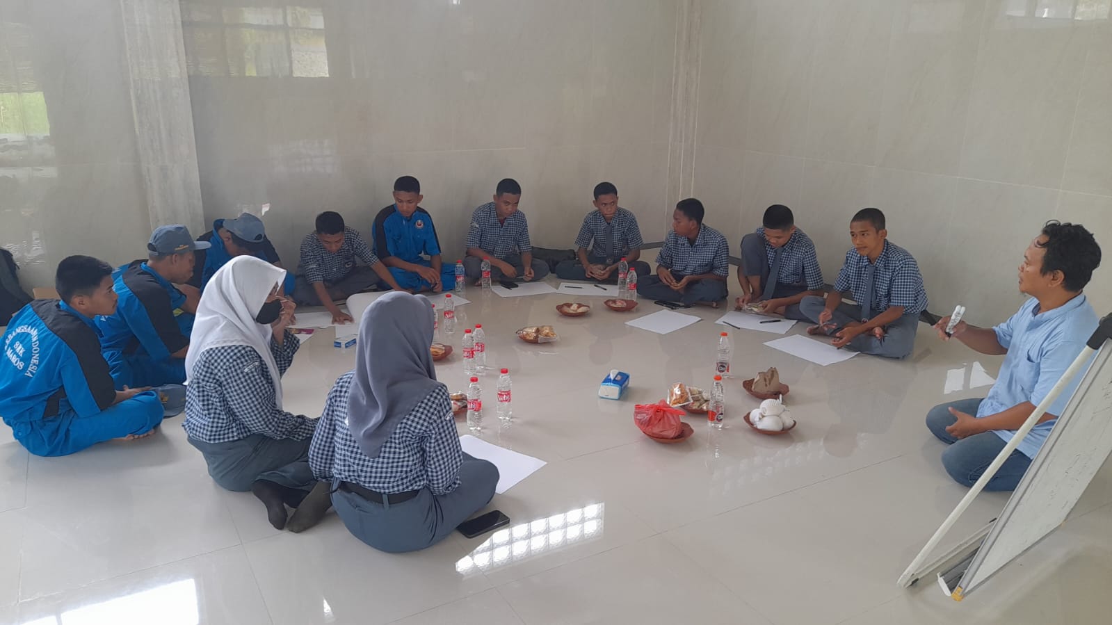 OSIS SMK Kebangsaan Indonesia Maros Sulsel Gelar Ekstrakurikuler Kaligrafi, Lestarikan Seni Islam Nusantara IMG-20251115-WA0010