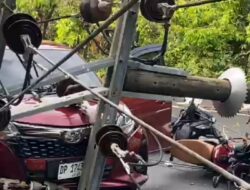 Tiang Listrik Roboh di Metro Tanjung Bunga, Sejumlah Kendaraan Tertimpa,Satu Orang Terluka