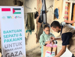 Bahagianya Anak Gaza Dapat Bantuan Sepatu dari WIZ