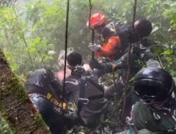 Tim SAR Evakuasi Korban Pertama dari Jurang Ekstrem
