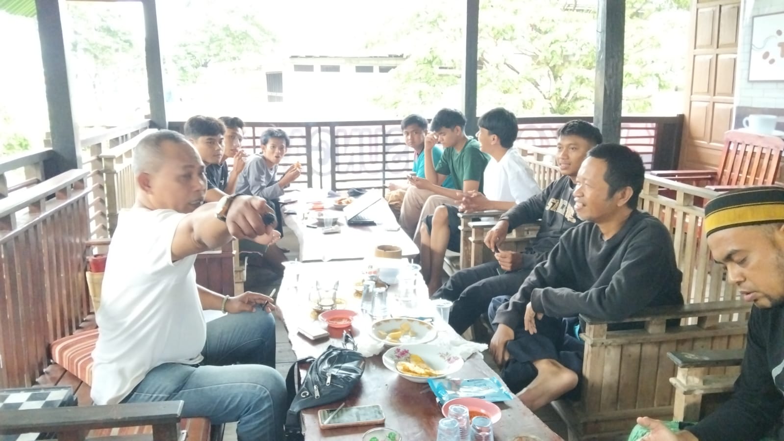 Kursus Perdana 3 Bahasa di Wa’Kopi Tepisungai Maros, Peserta Didominasi Milenial hingga Pensiunan Camat WhatsApp Image 2026-01-10 at 10.29.17