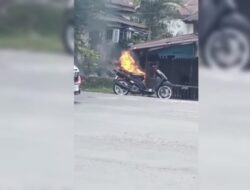 Ngeri! Motor Bonceng Tiga Mendadak Terbakar di Perempatan Turikale
