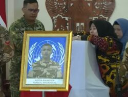 Isak Tangis Keluarga Sambut Jenazah Tiga Prajurit TNI yang Tiba di Tanah Air