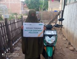 Puluhan Kilometer Ditempuh Demi Dakwah, Ustazah Marlena Kini Dihadiahi Motor