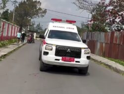 Penuh Haru, Ribuan Warga Wamena, Antar Jenazah Aris Sandi ke Bandara
